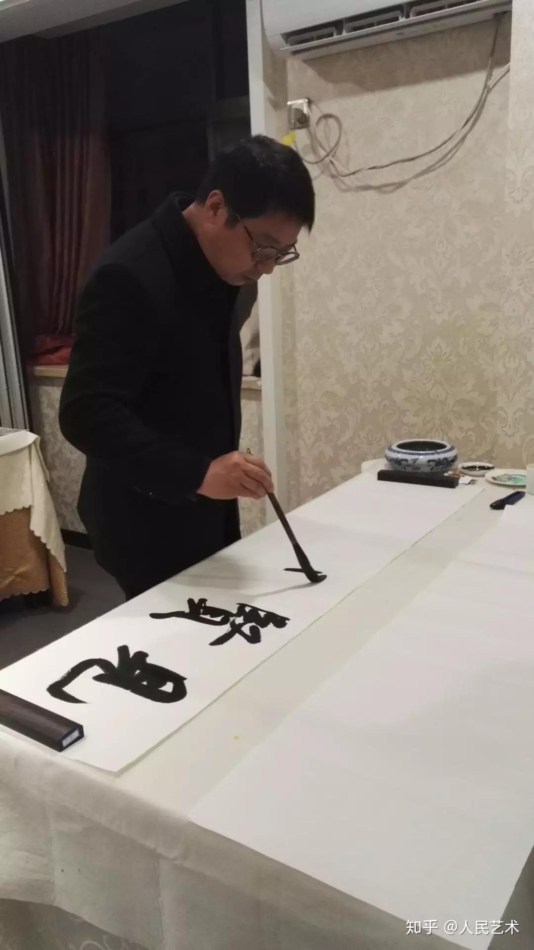 樊峰作画▲参展画家孙晓君作画▲参展画家方树华作画▲画家赵征作画