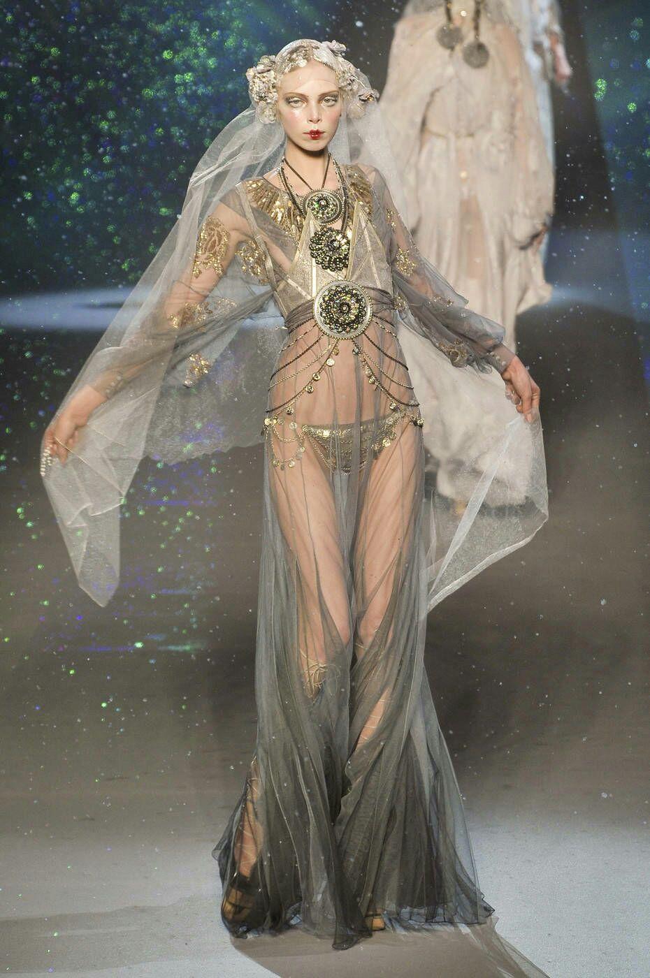 为什么现在模特很少走剪刀腿了?