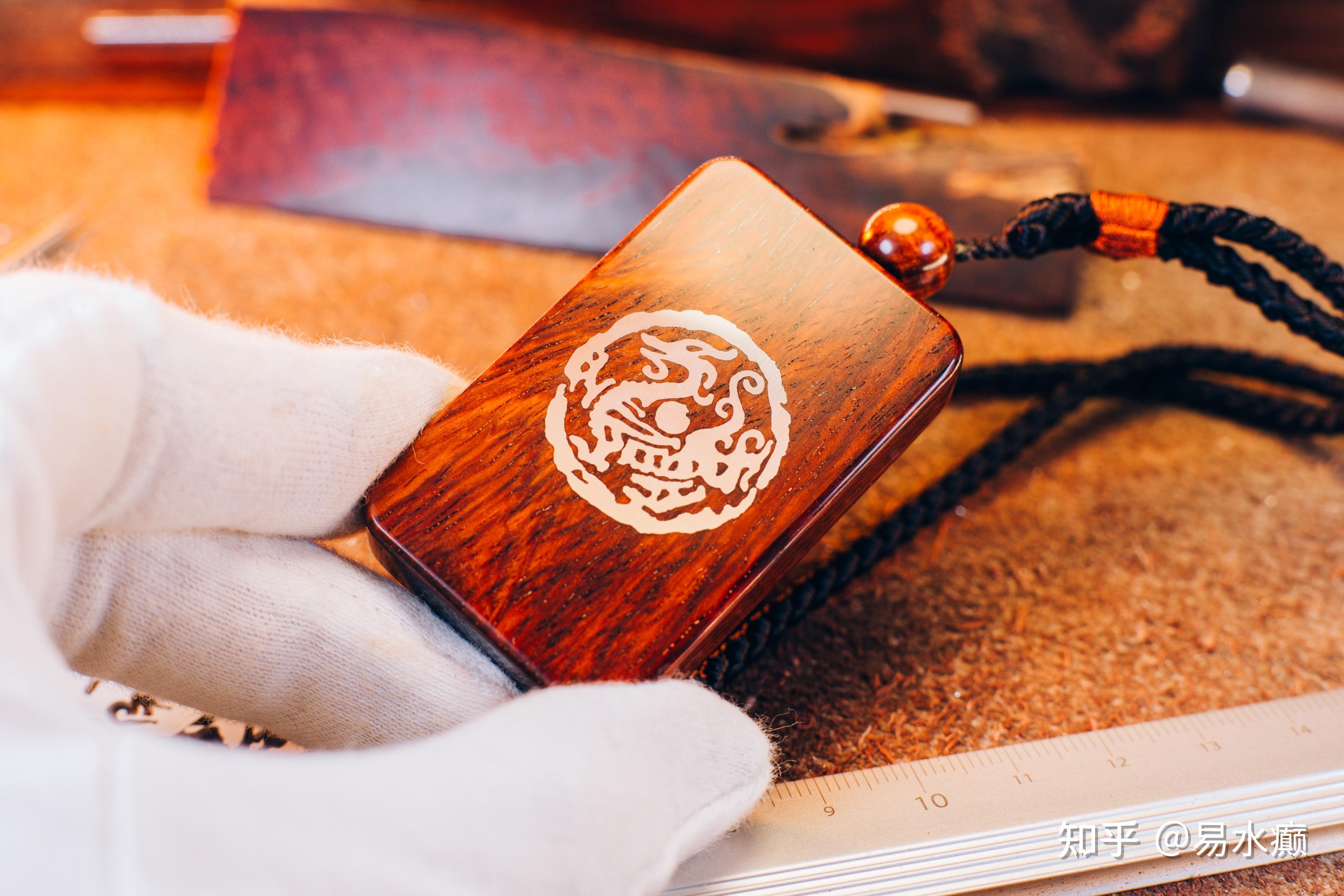 小叶紫檀嵌银瓦当龙和梵文六字真言