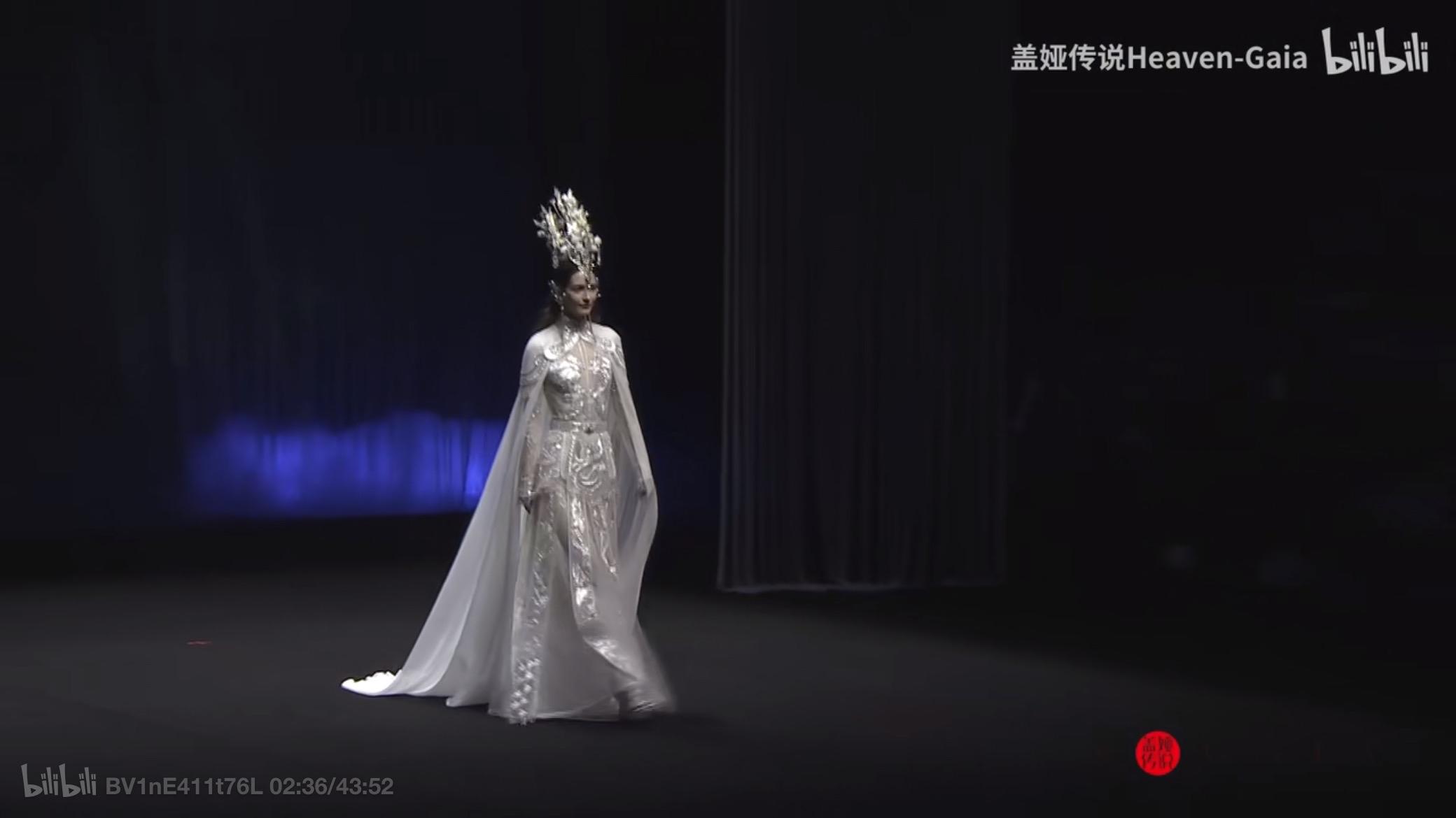 如何评论2021年春晚上李宇春何穗奚梦瑶张梓琳等人的时装走秀