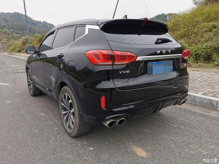 车身的一些细节设计很好看,后面的闪电造型是车身上的一个亮点了.