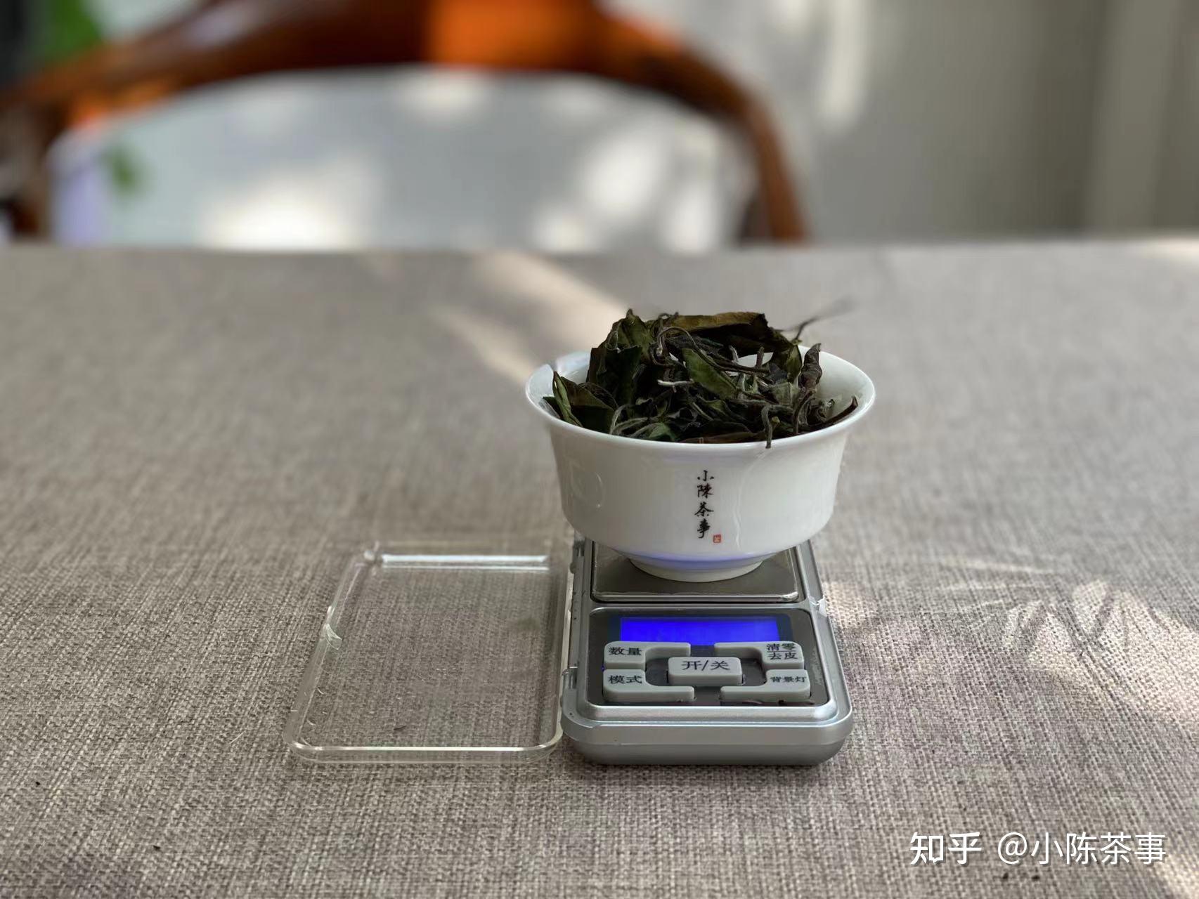 下午茶時,手捧一杯玫瑰花茶,迎著一束光拍照發動態,特有文藝小清新的