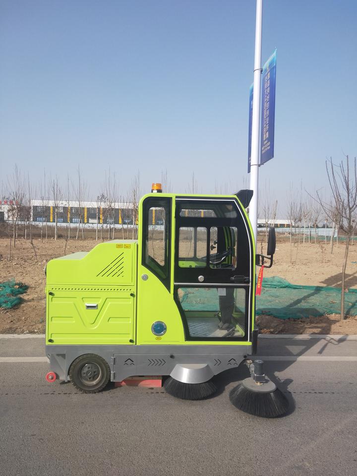 驾驶小型清扫吸尘车需要注意哪些地方操作须知