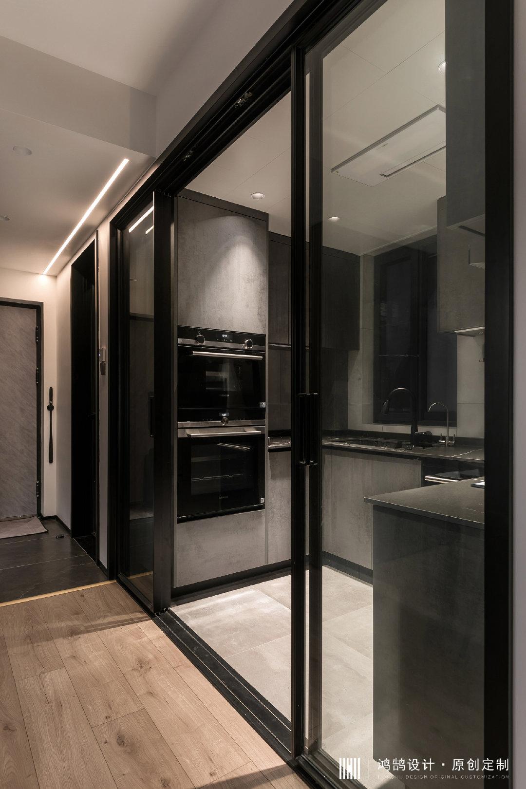 回字形厨房,空间不大,但设备齐全,透明玻璃移门,不会让空间很封闭独立