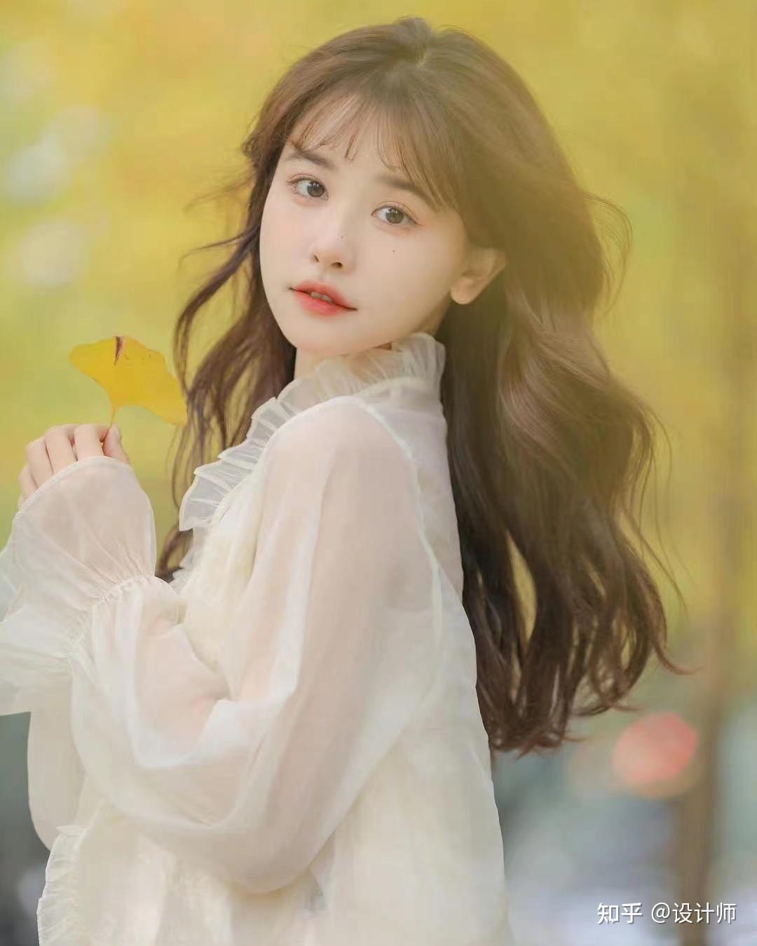 拍照前先侧对或背对镜头,在拍照的瞬间猛回头看向镜头,不论是飘逸的