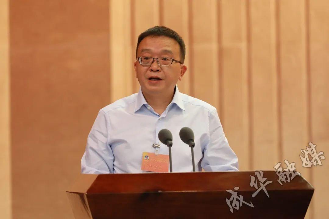 蒲发友代表区人民政府就提交本次会议协商讨论的《政府工作报告》作