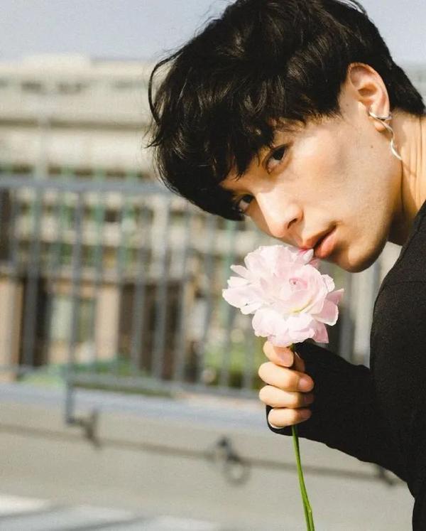 想成为男神嘴里的那枝花 花美男集合 有没有你的男神 知乎