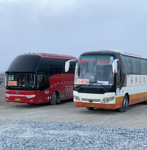 开向格尔木的大巴 (图片:杔格)▼