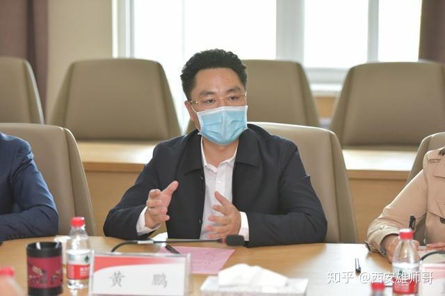 三秦助托教育公益委员会首席执行官黄鹏介绍防疫物资捐赠情况三秦助托