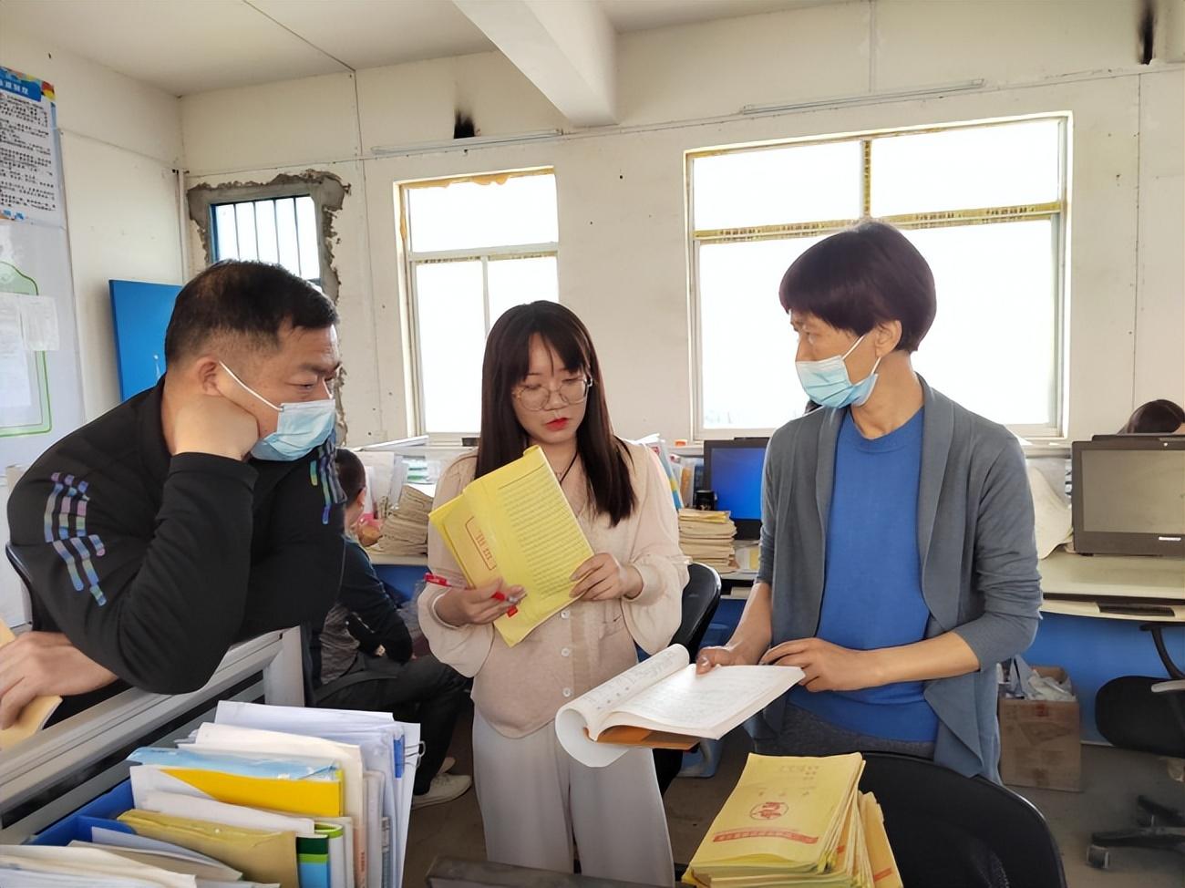 湖北省宜城市教学视导组莅临邓冲小学开展教学常规视导