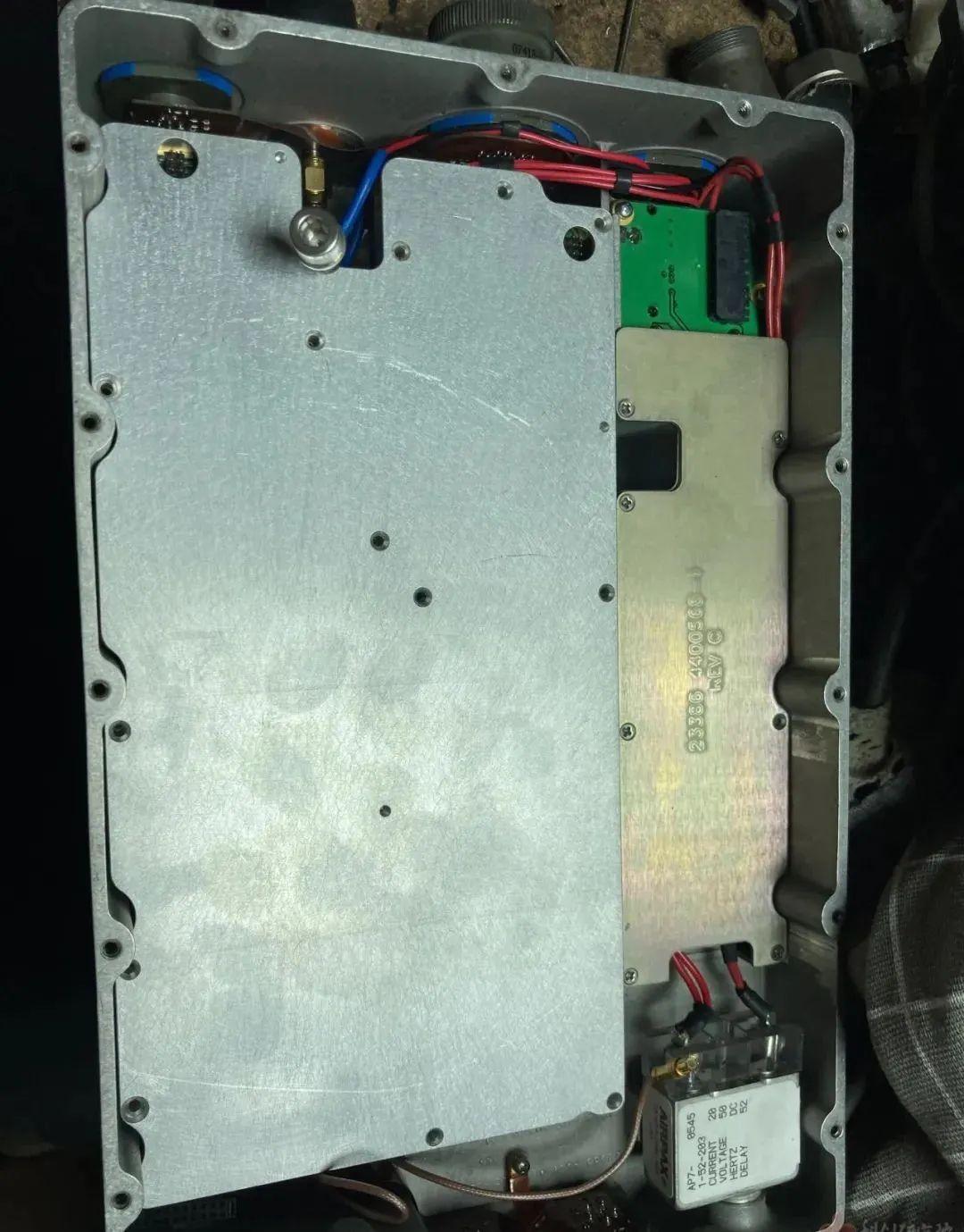 拆了一个美军电台PRC-148 JEM和配套车载功放AN/VRC-111，设计不是一般复杂！ - 知乎