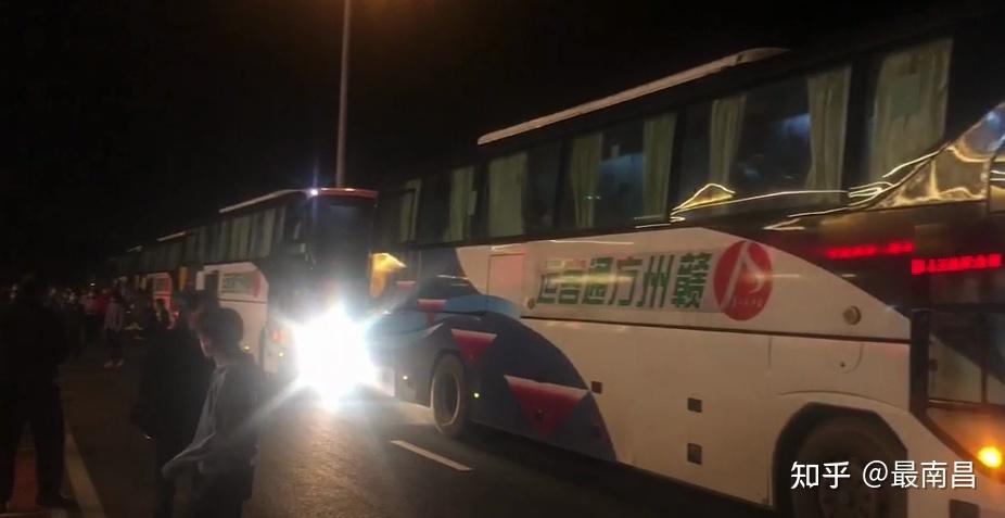 江西长运74台大巴载着3800名白衣天使连夜驰援南昌