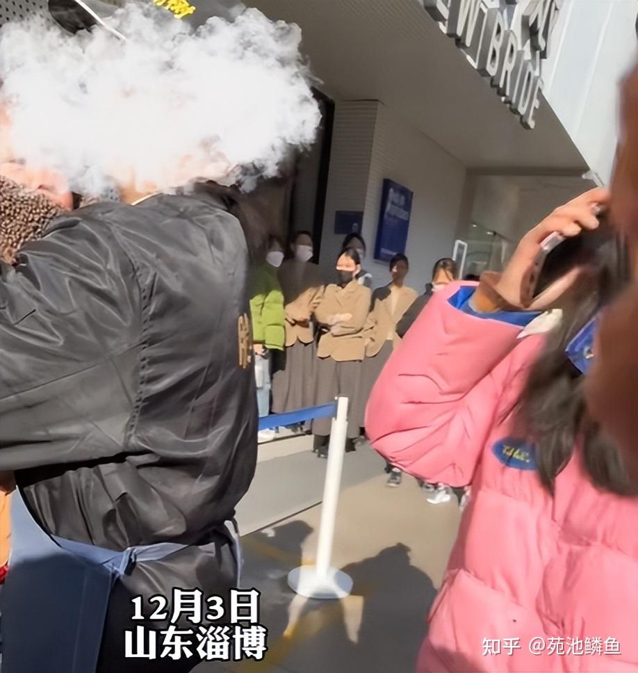 母亲打孩子惹得路人怒斥背后的苦是很多农村家庭不能承受之重