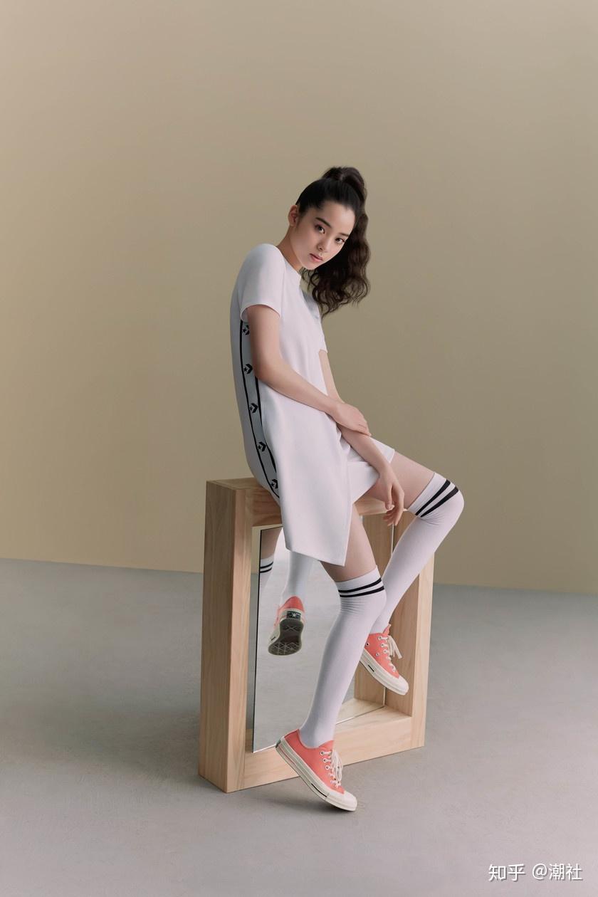 这一代言不要紧,欧阳娜娜脚上的 converse 就不带重样的,可以说是拥有