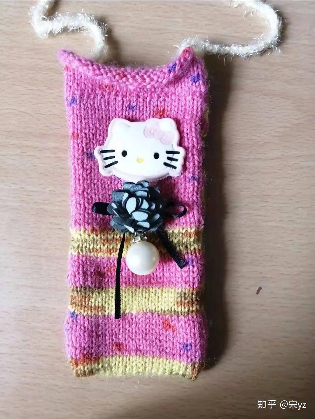 "我编织的手机袋用的毛线是妈妈为我小时候缝制毛衣用的,一晃那么大了