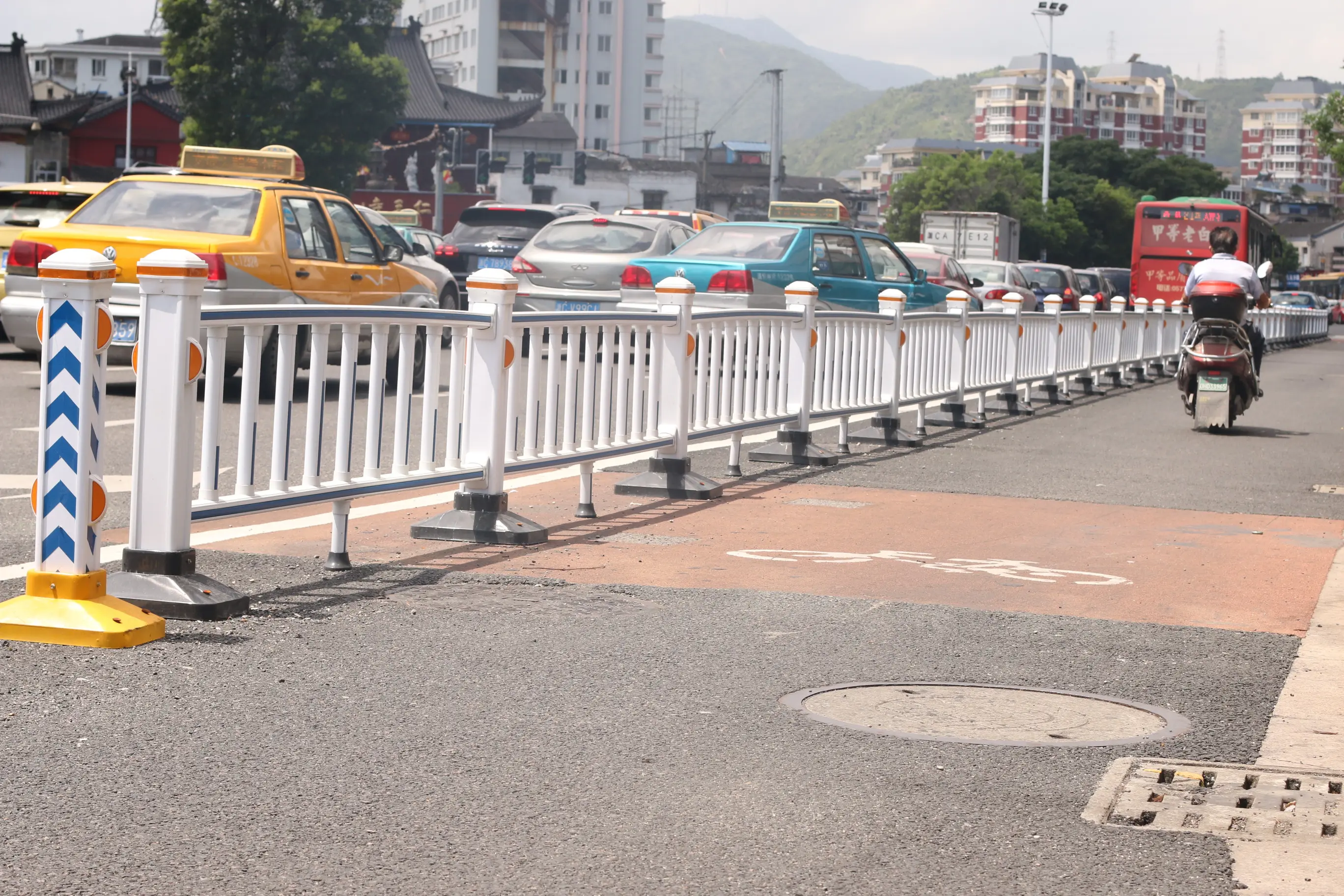 关于道路交通设施——护栏的功能与设置要求