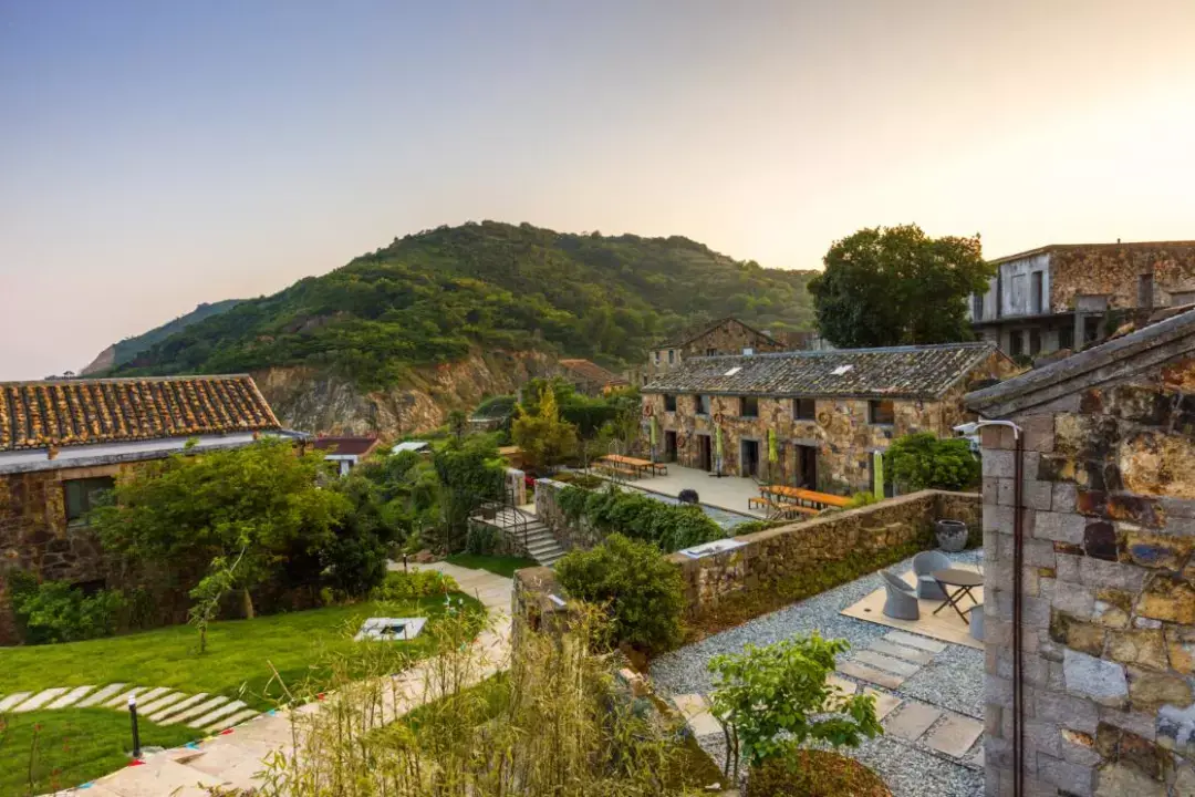 珍珠滩度假区1号栖衡石舍这家民宿和名字一样美,坐落在一个小渔村上