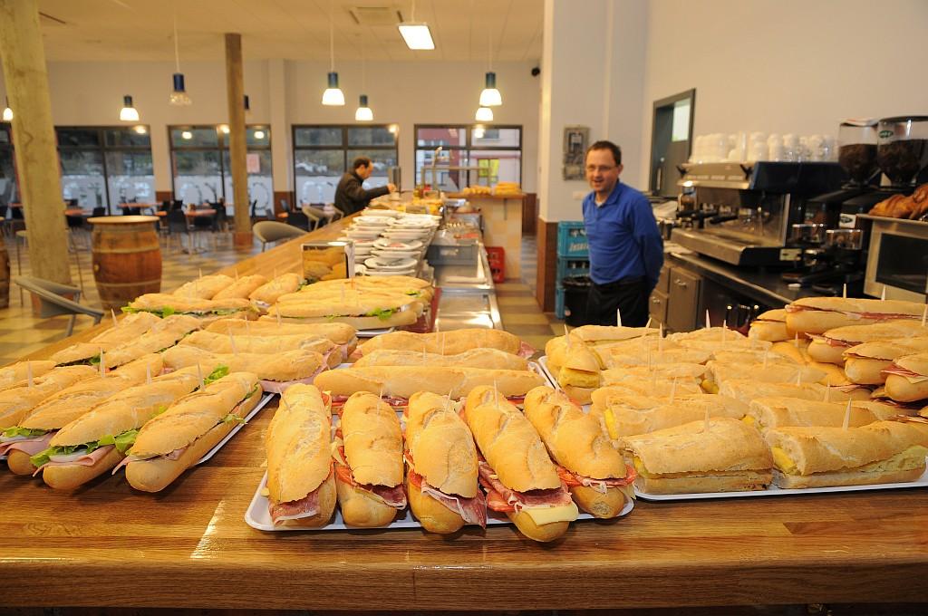 国外大学食堂是什么样子的