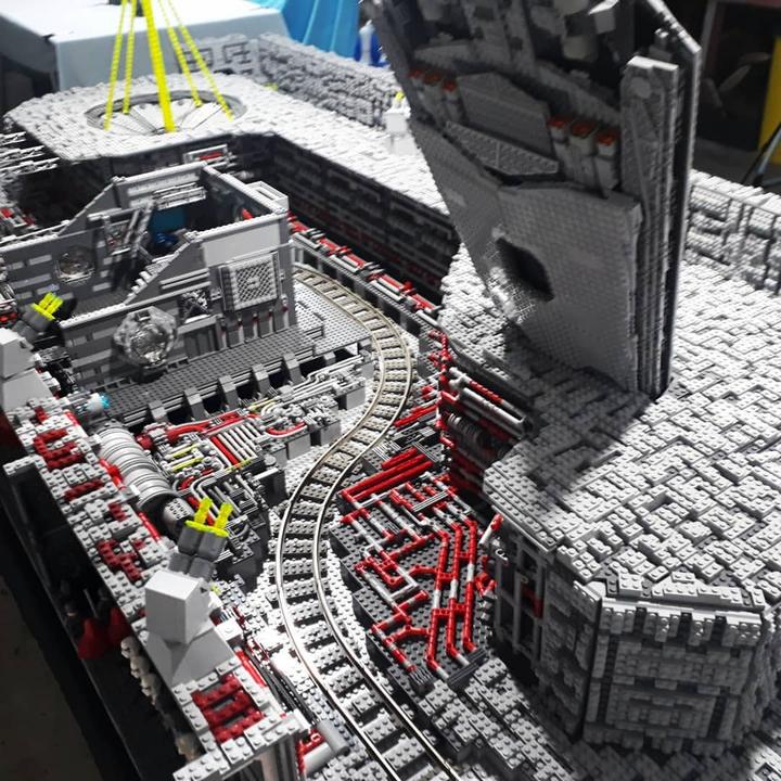 五万枚乐高颗粒拼成的壮观星球大战巨型死星