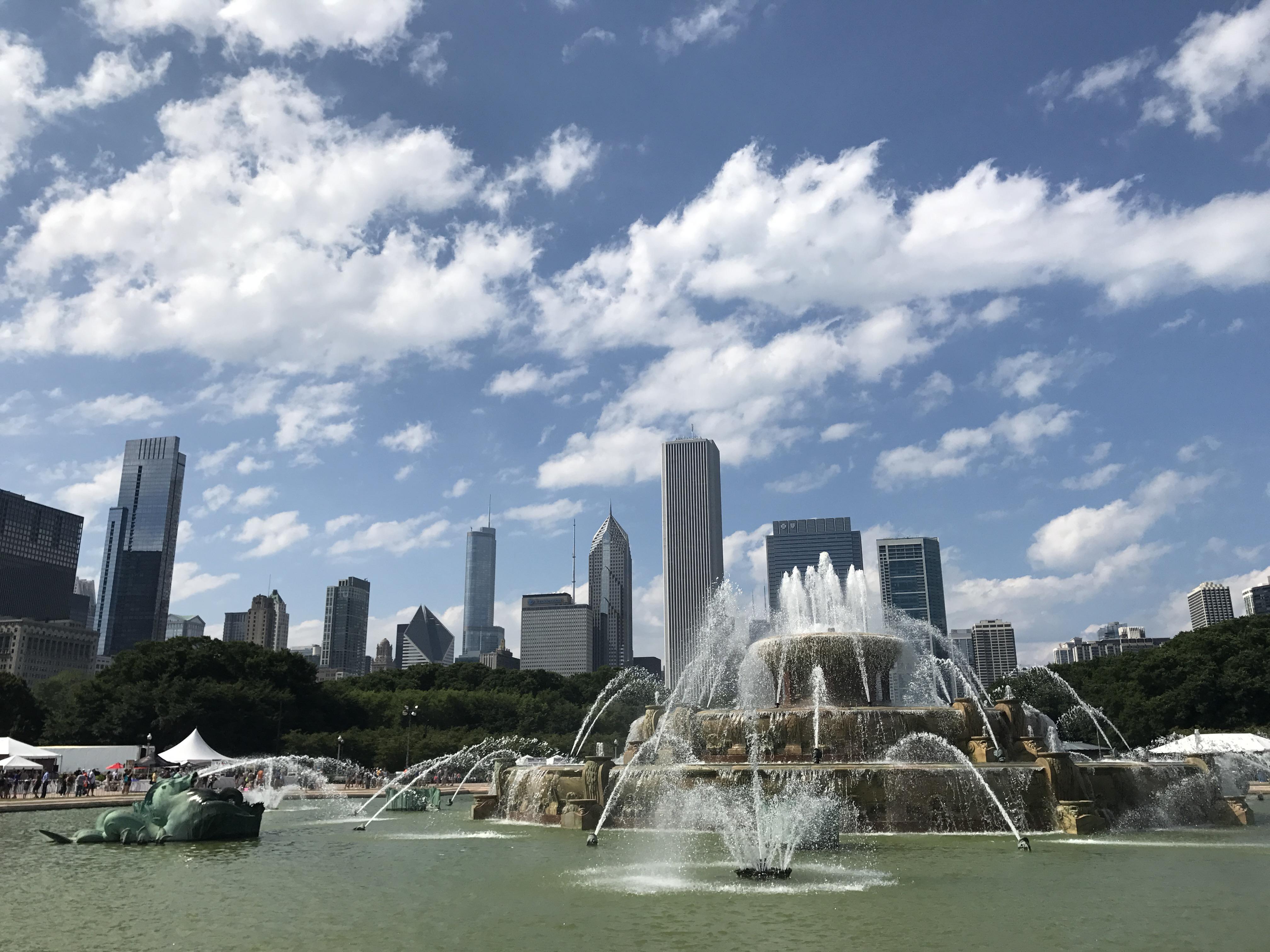 我们就来到芝加哥的第二个地标——白金汉喷泉,其位于格兰特公园中心