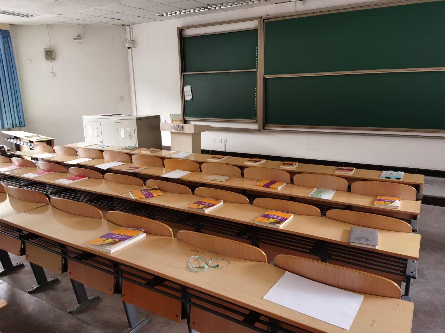 如何看待清华大学某课程 9:50 上课,八点前教室前三排已被书本占满?