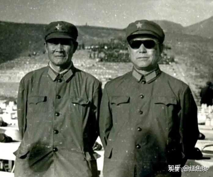 (右一)和张玉良政委(左一)在伪装掩体中指挥部队……江拥辉和申子文