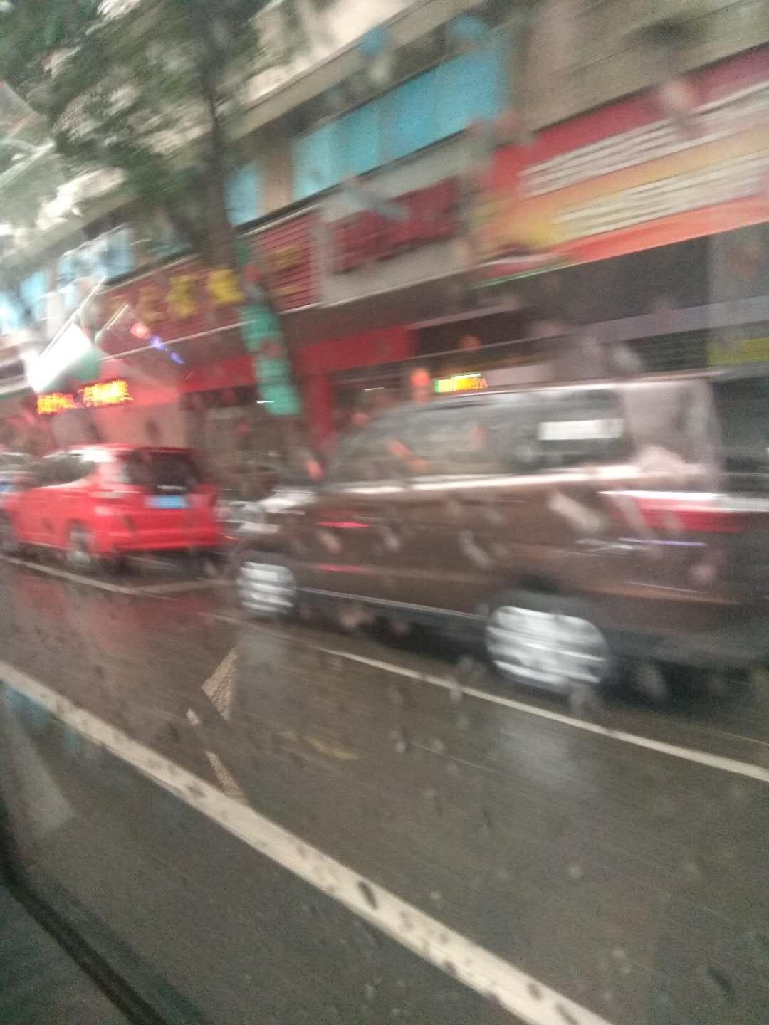 我在佛山高溫下雨我卻在車上被氣得笑出了聲