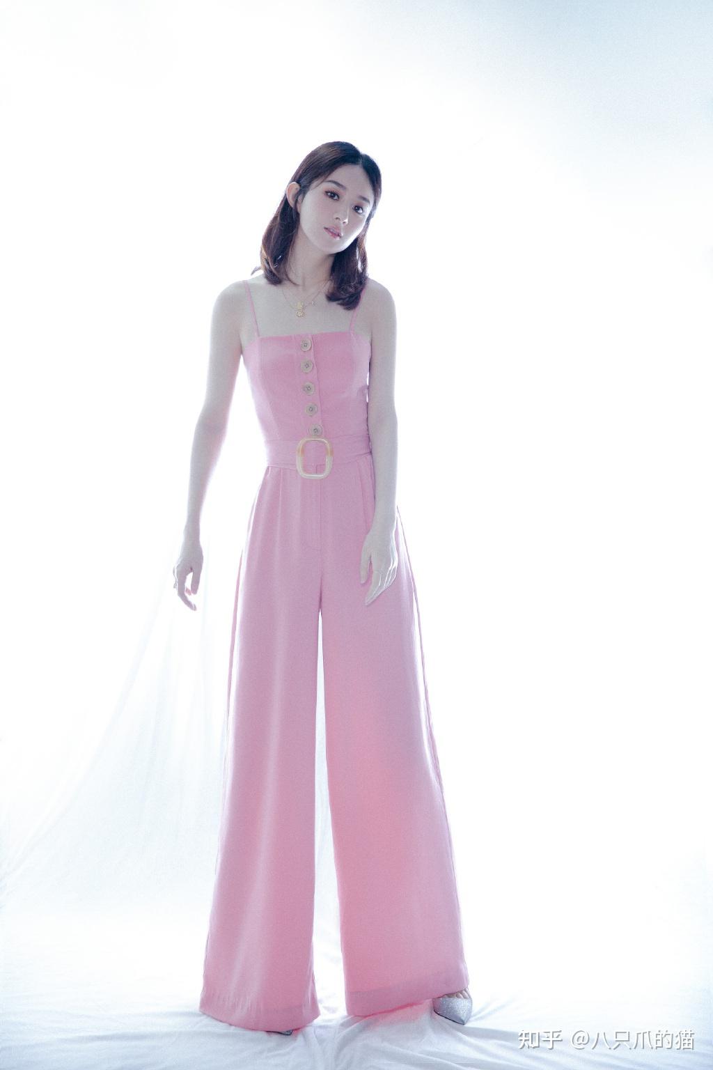 单身的赵丽颖庆520穿小白裙和朋友撸串打扮甜美似邻家女