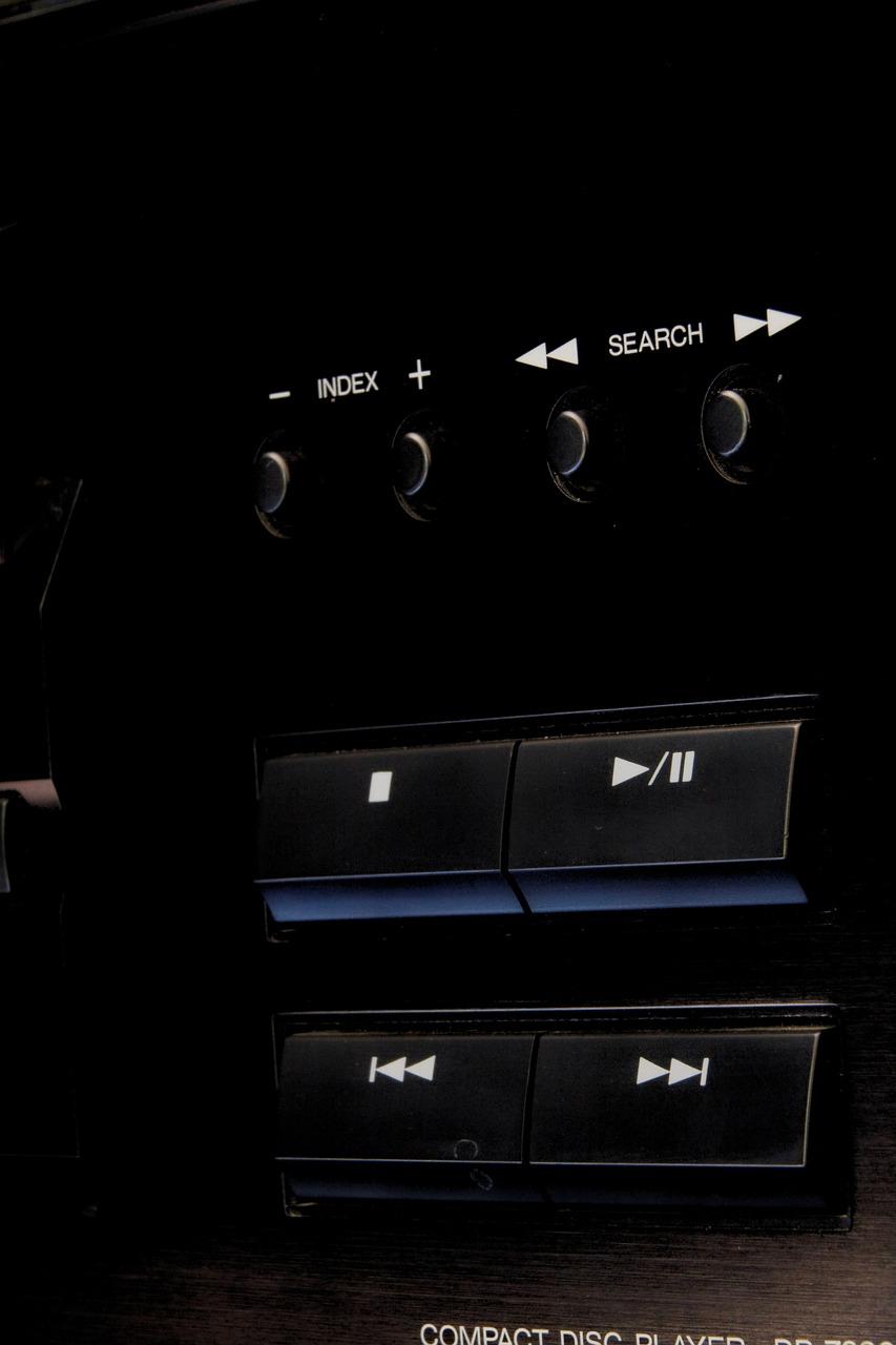 3. 使用音频线连接