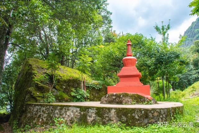 放光寺位於雞足山天柱峰山腳,華首門正下方,處於雞足山胸臆之要穴.