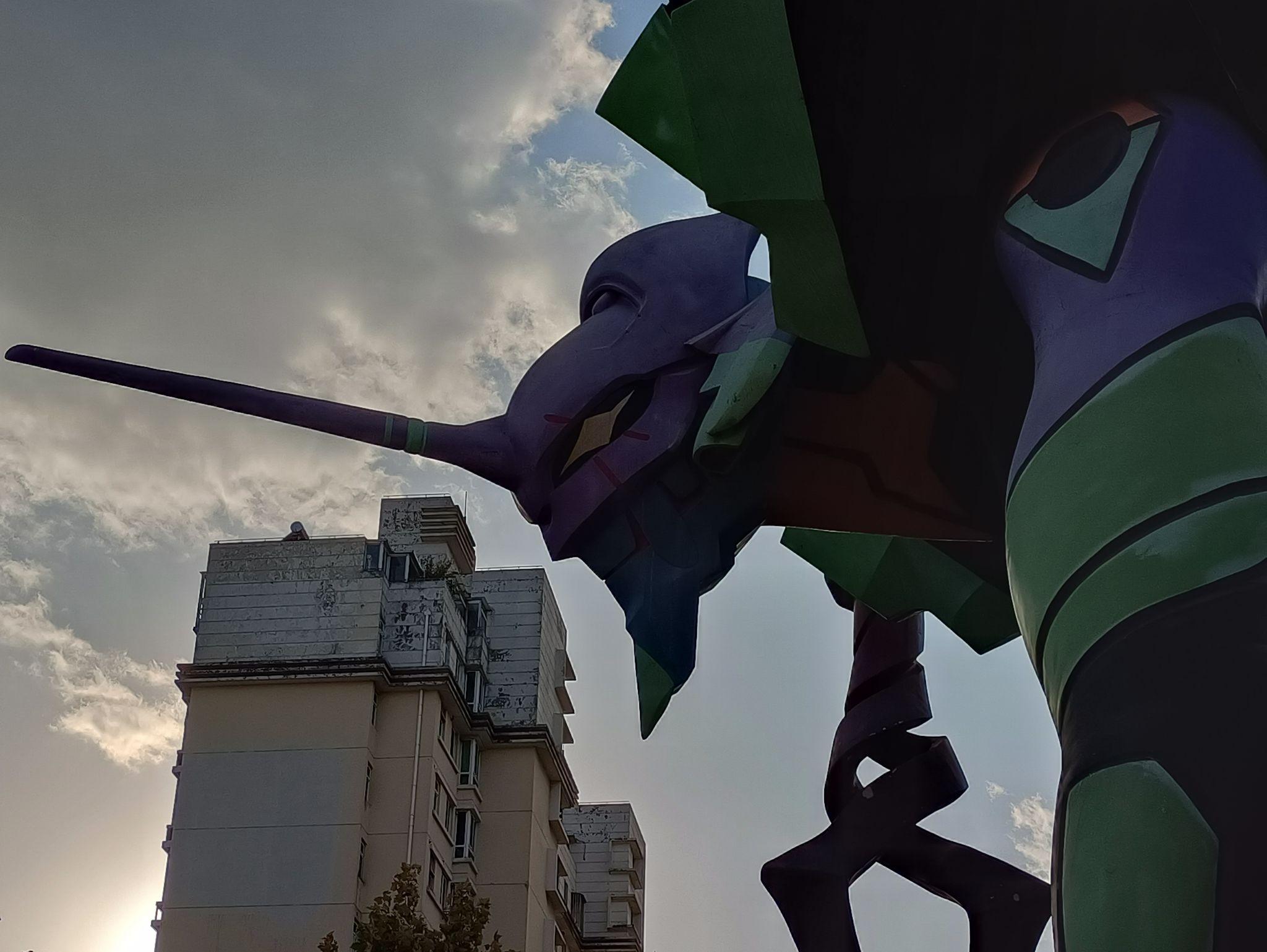 近距离观看上海新业坊25米eva初号机雕塑是一种什么样的体验?