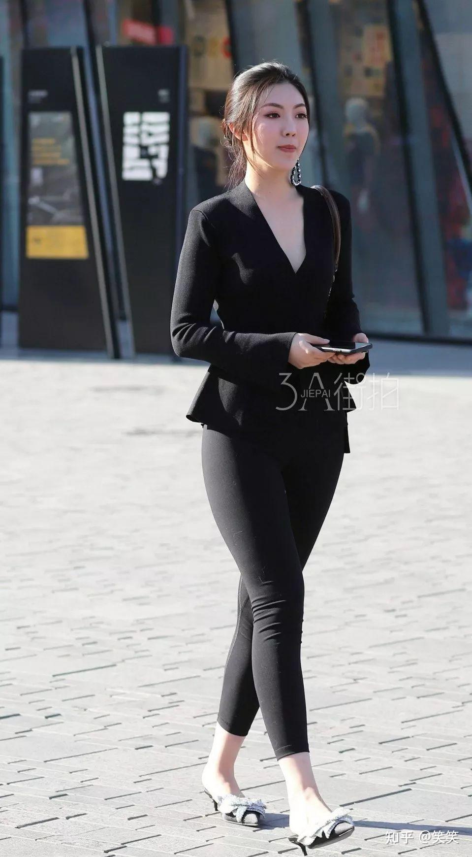 街拍黑色西服紧身裤变身性感女神