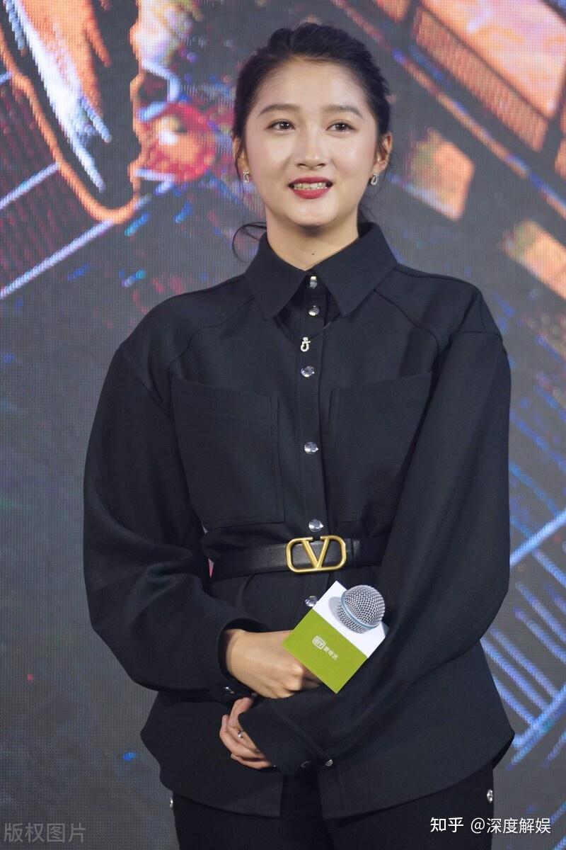 关晓彤实在太逗晒被低质鞋子染色的袜子却被网友吐槽脚大