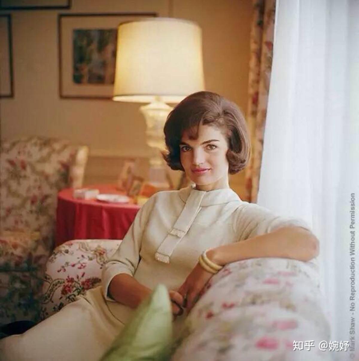 前美国第一夫人，遇刺总统肯尼迪背后的女人，光鲜亮丽之后是心酸_杰奎琳