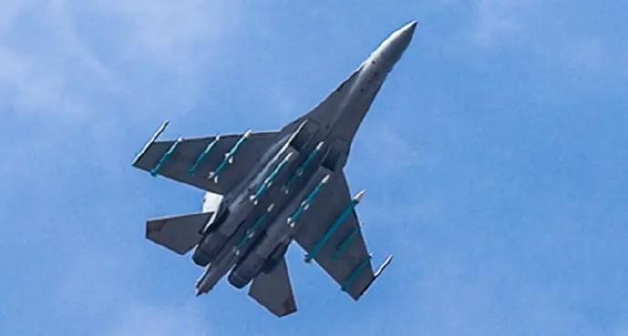 这张照片最大亮点是霹雳17超远程空空导弹采用了训练导弹常用的蓝色