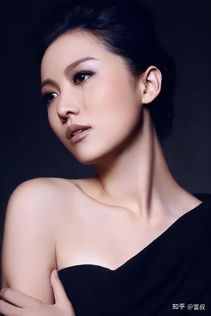 "歌坛精灵"姚贝娜:影视金曲天后,34岁癌症复发离世,如今父母的坚持让