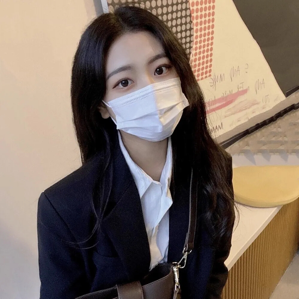 集美们有没有什么漂亮女生真人版的qq头像