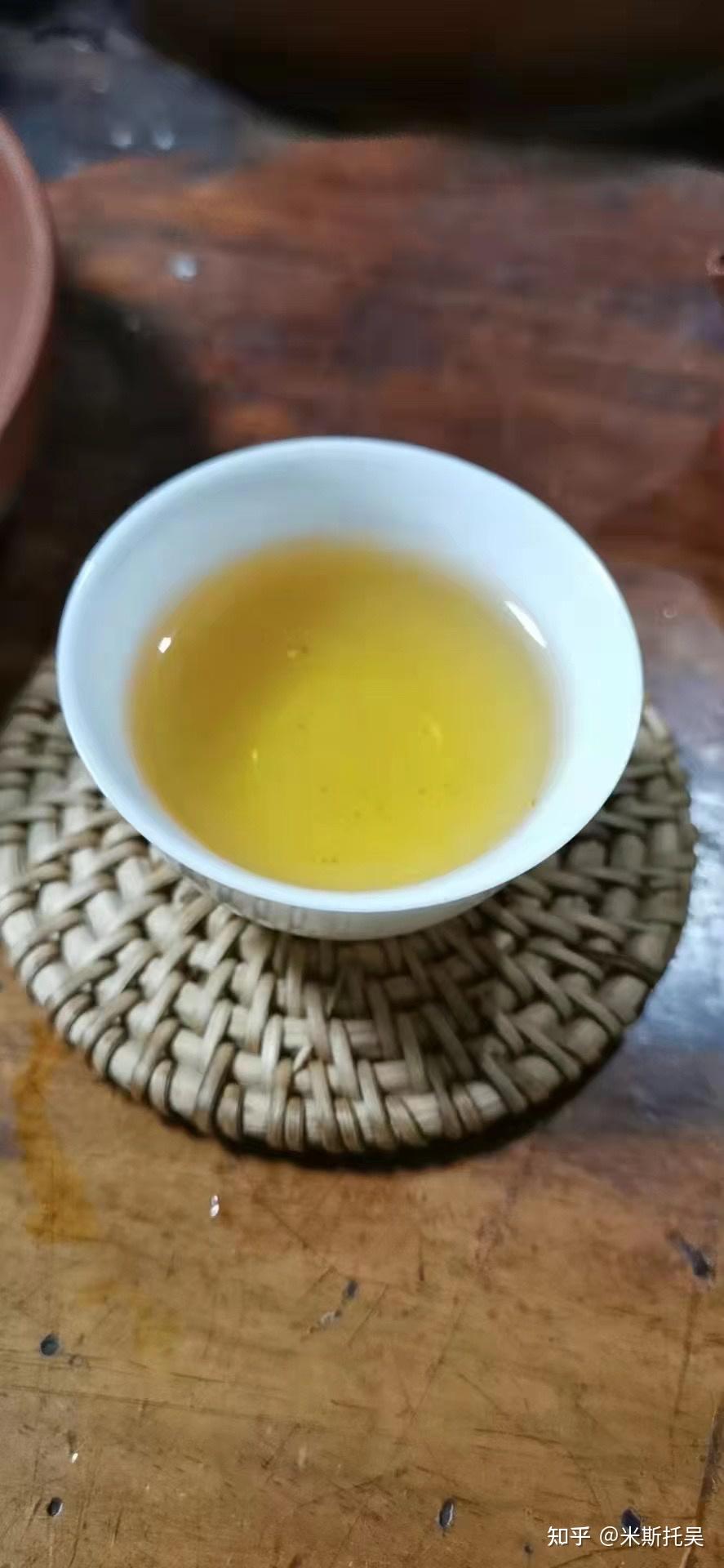 乌龙茶属青茶类,为半发酵茶,其叶呈深绿或青褐色,茶汤成密绿和什么色?