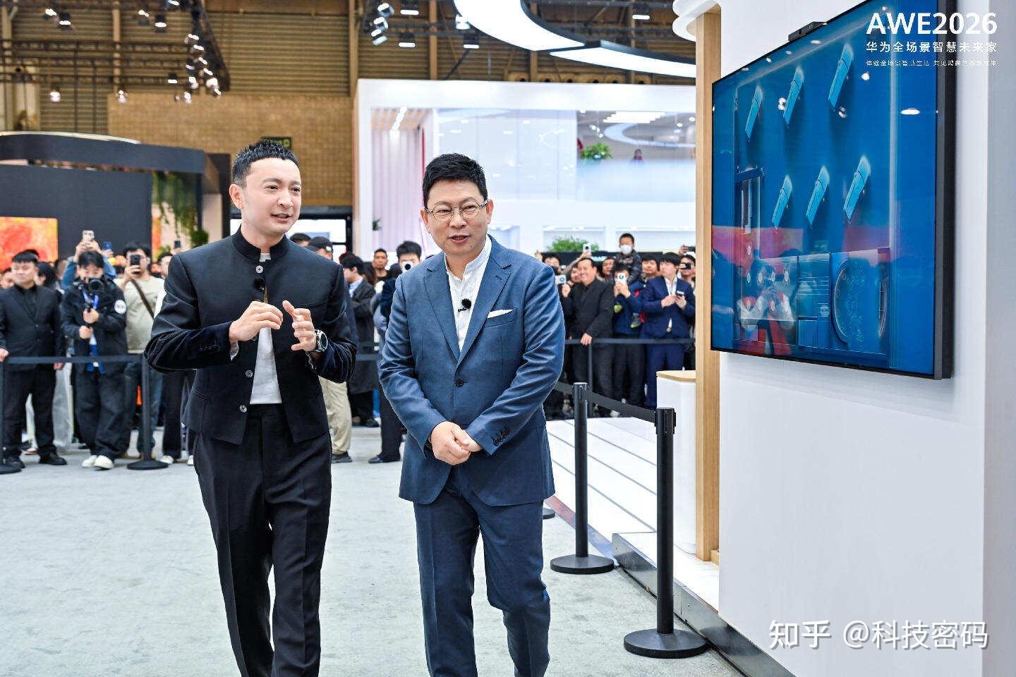 华为Mate 80系列亮相AWE2026,尼格买提现场把玩金句频出