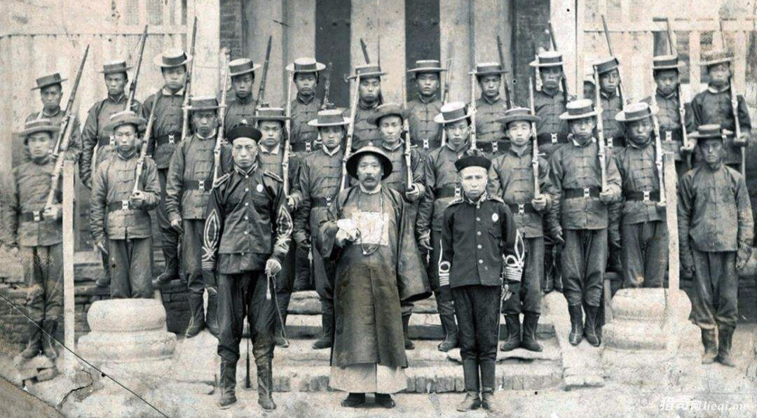 4黄遵宪1898年6月9日,清政府命黄遵宪在湖南创建的"湖南保卫局",是