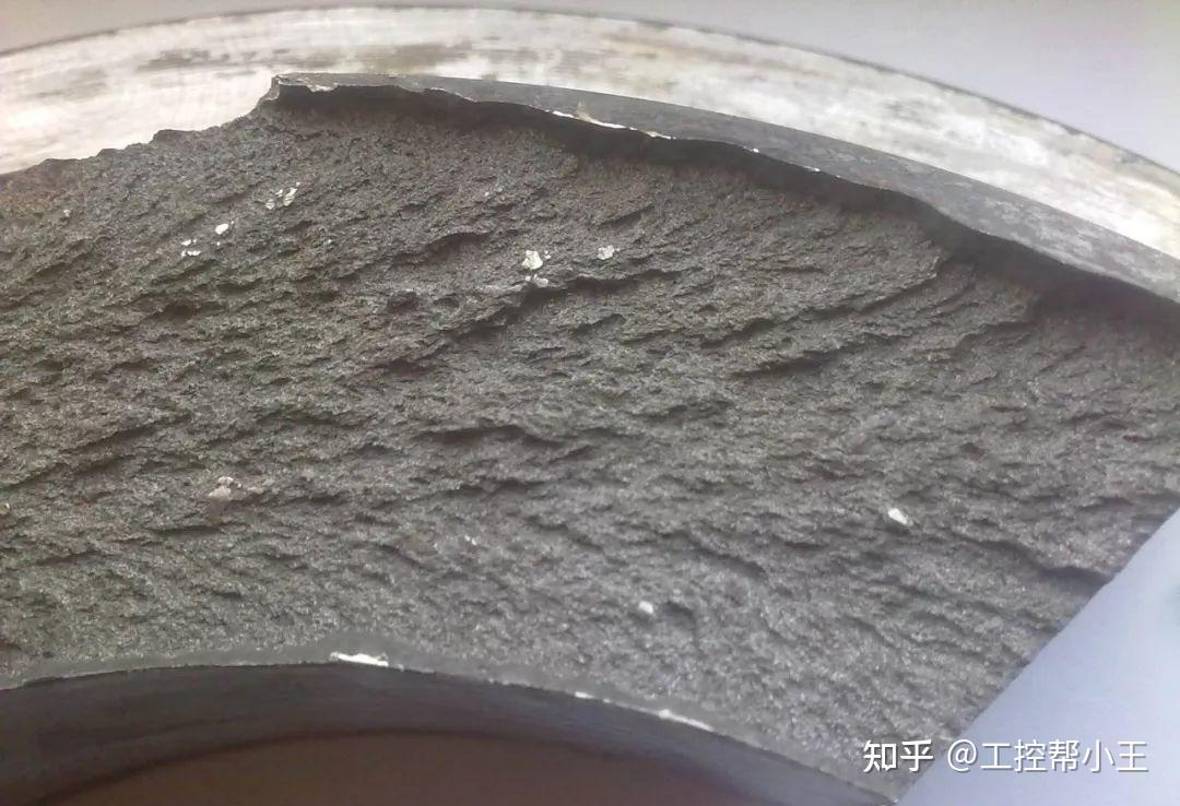 淬火件断裂怎样用电焊焊接不另外炸裂 (淬火件断裂怎么防范)
