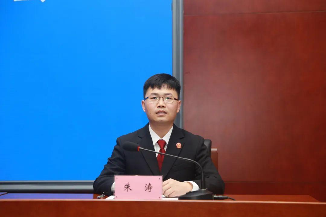 通报会上,北京二中院执行局副局长王宣,执行二庭副庭长连强,法官助理