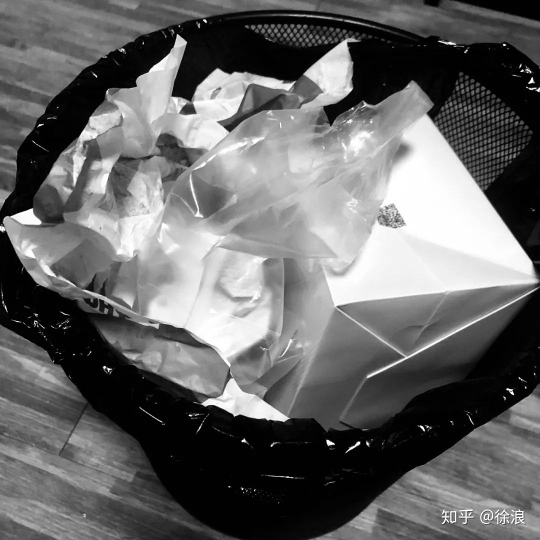 我管李哥借了他家刷碗用的胶皮手套,硬挺着恶心,翻了翻垃圾桶——李