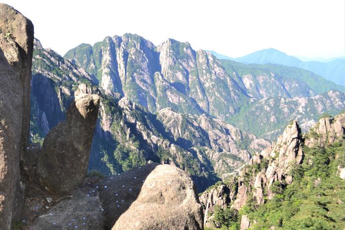 松林峰和左前方的九龍峰,雲外峰等奇峰怪石所圍成的空間黃山風景區