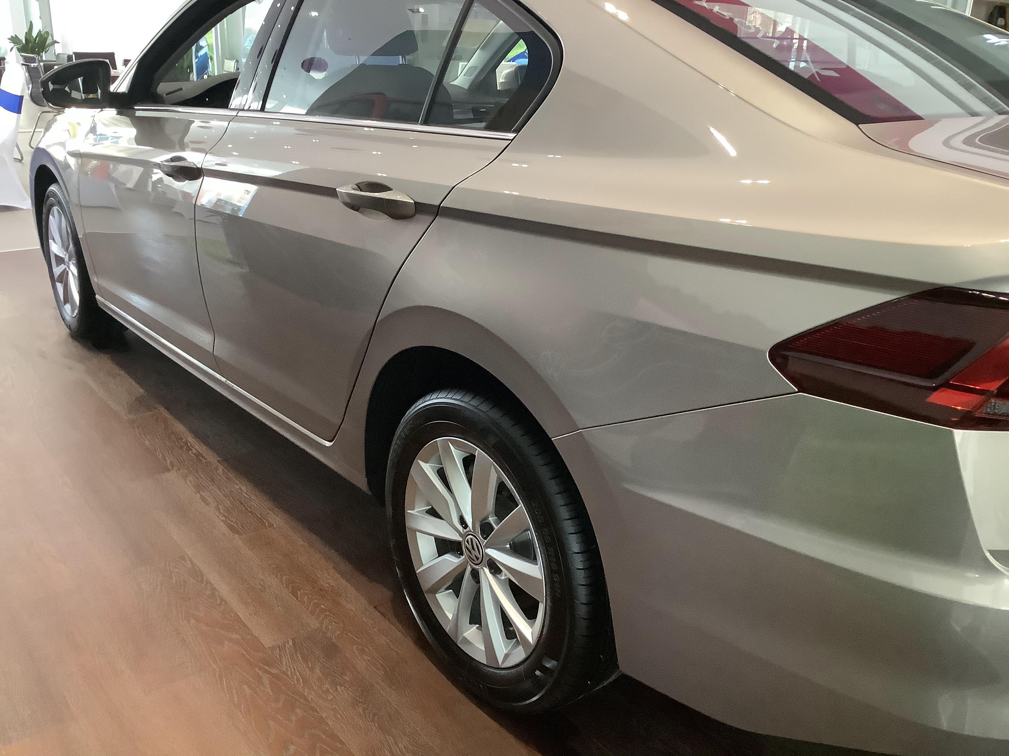 8万!2020款大众宝来到店,镭射金配色很大气