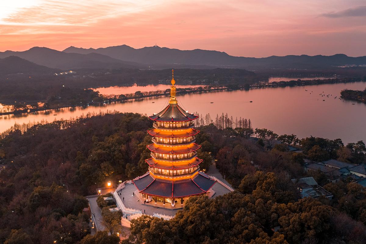 【携程攻略】杭州雷峰塔景点,雷峰塔的晚上，灯亮了之后特别漂亮，第一次看见上山是有电梯的。塔里…