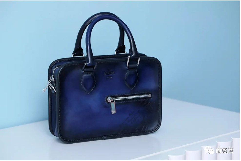 集绅士感和趣味性于一身,"笑脸"一样的侧边拉链设计,硬挺中还带有几分