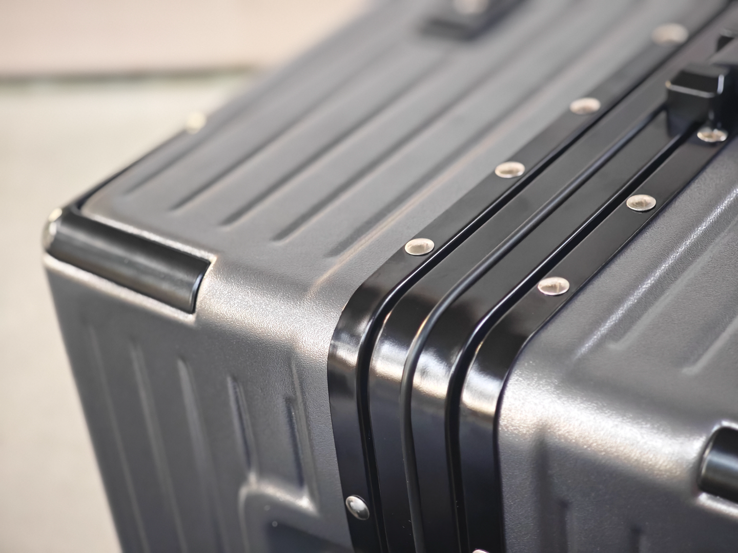 GaKior非时尚6防行李箱测评：200KG承重+4层进口科思创，出行首选