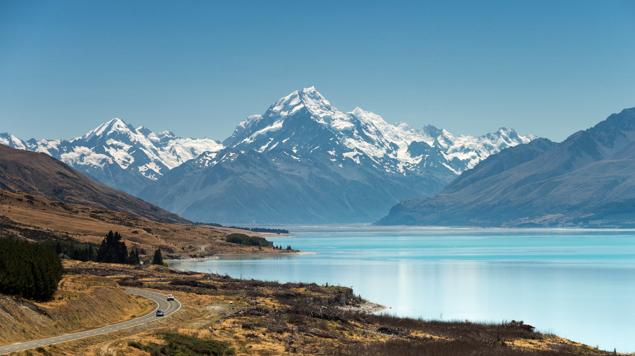 lake pukaki位于新西兰南岛库克山(mt cook)山脚的普卡基湖,是电影