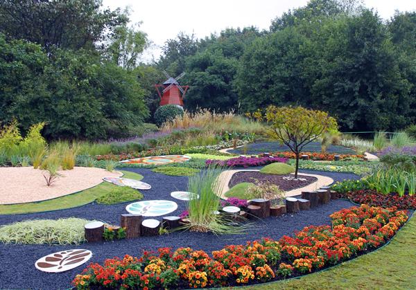 逐渐降低,其立面应有高低起伏错落的轮廓变化,平面轮廓与带状花坛相似